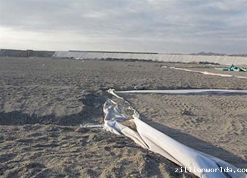 阿拉山口污水处理场摊铺复合土工膜