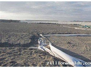 阿拉山口污水处理场摊铺复合土工膜